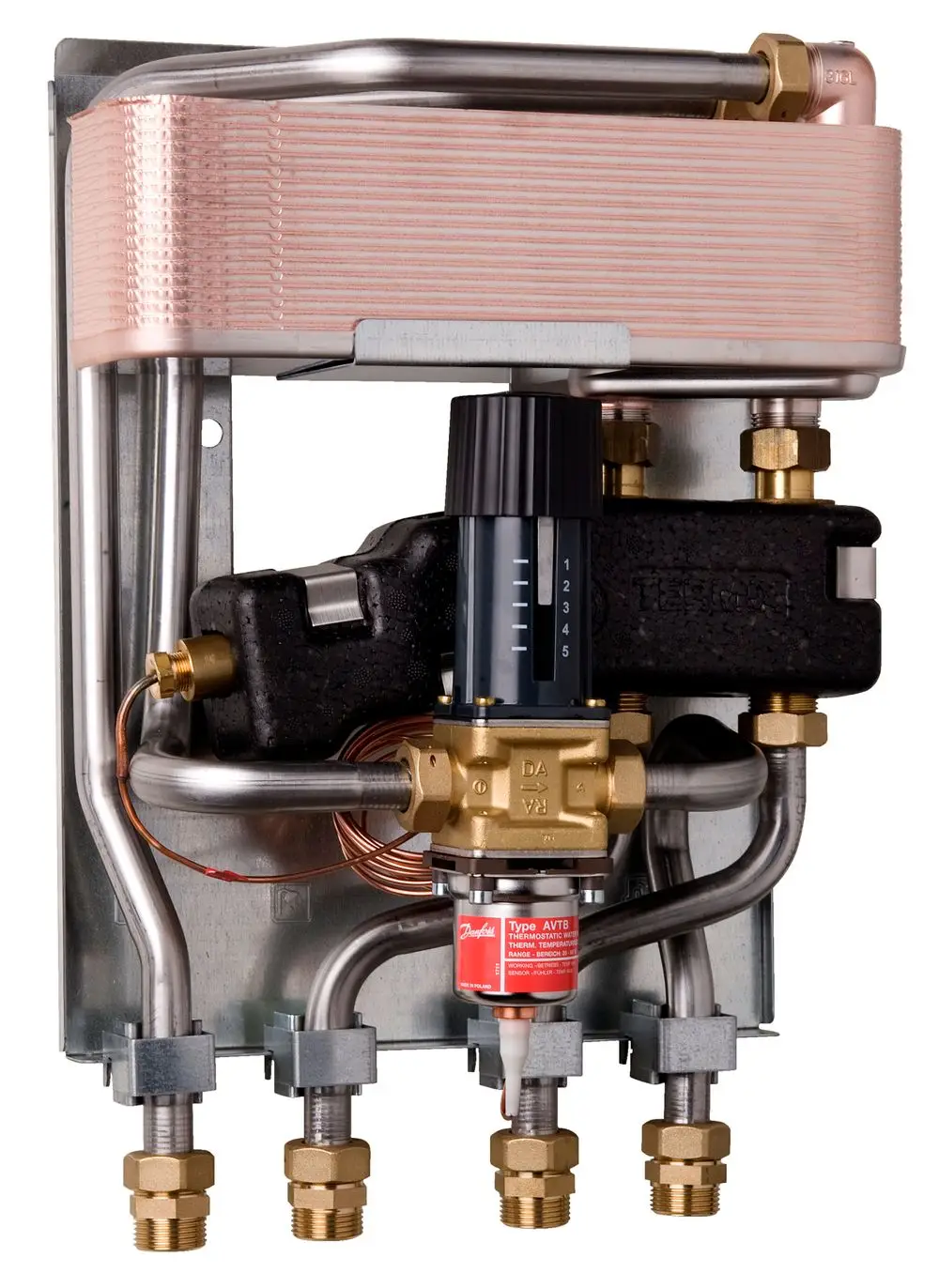 Danfoss Thermostatventil mit Anschlussrohren und Wärmeübertrager. Strukturierte Metalloberfläche und einstellbare Skala zur Temperaturregelung.